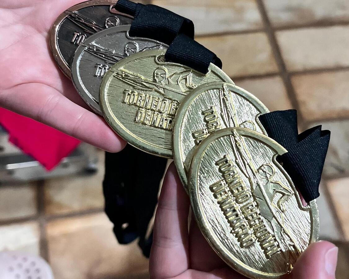 Atletas da cidade conquistam dezenas de medalhas e mostram força na natação regional