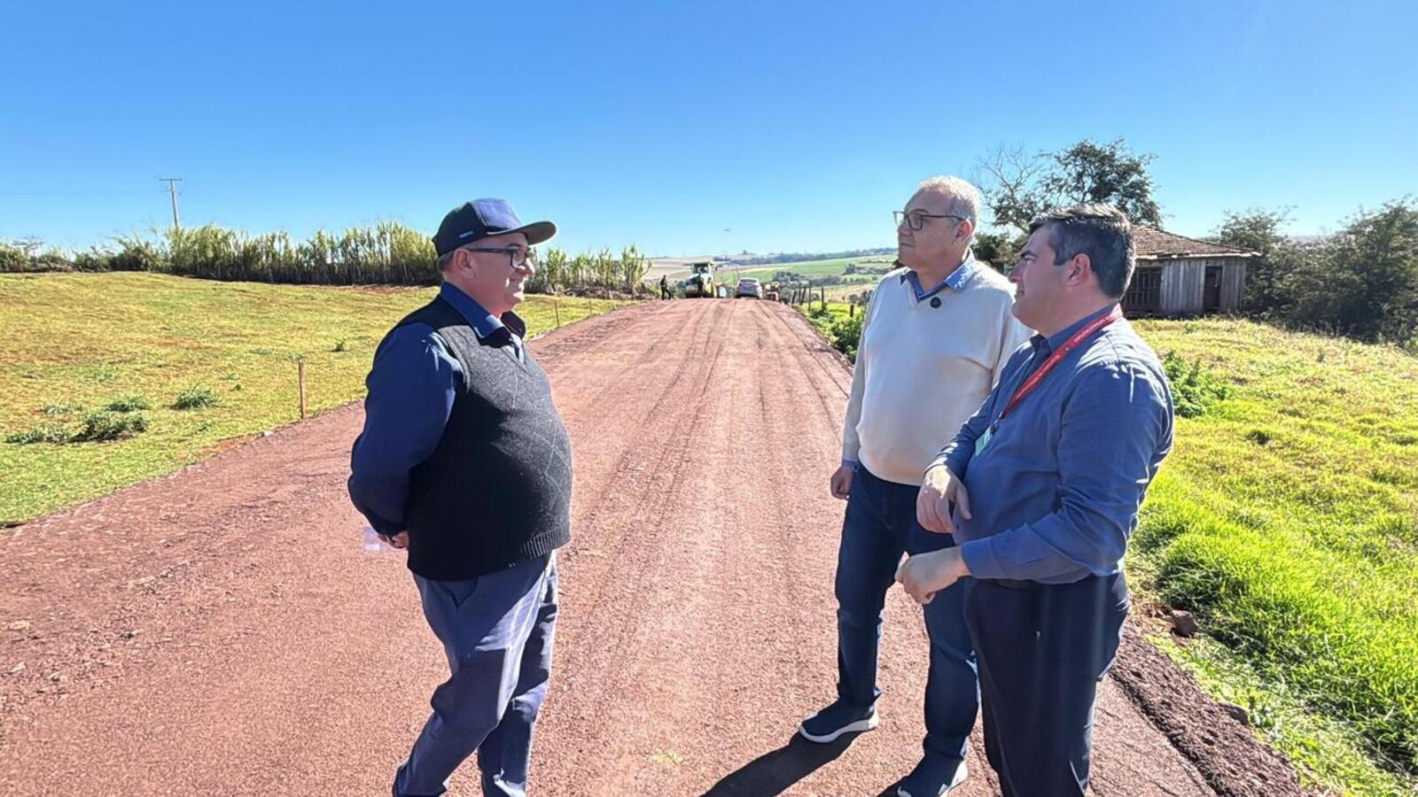 A Secretaria de Infraestrutura Rural e Urbana e de Serviços Públicos, juntamente com a Emdur, está realizando uma recuperação do asfalto da Linha Santa Terezinha