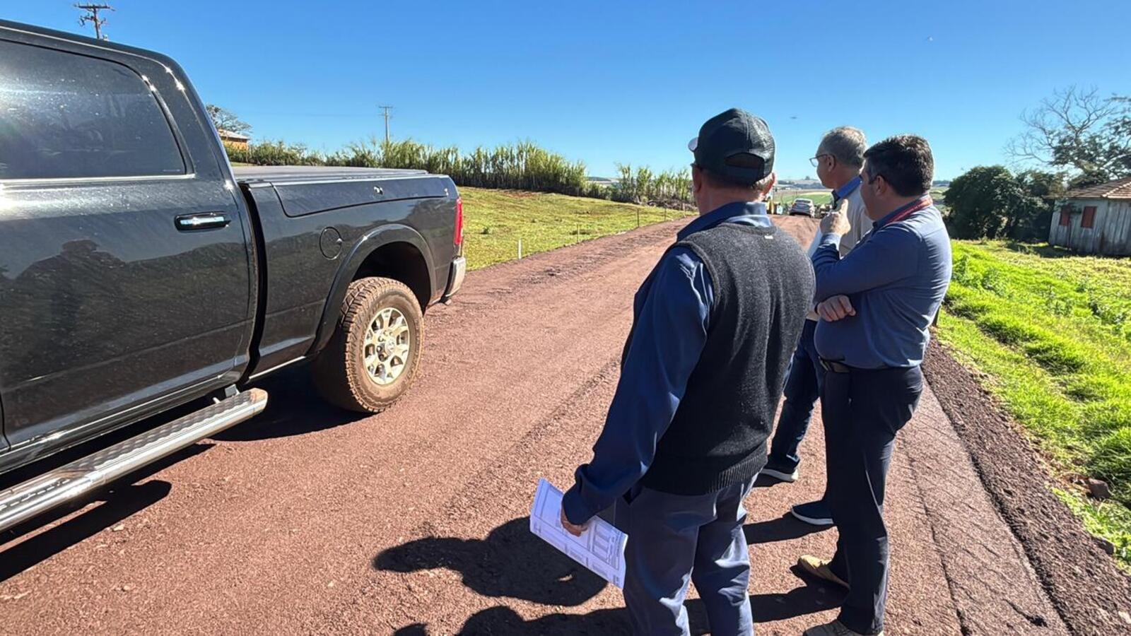A Secretaria de Infraestrutura Rural e Urbana e de Serviços Públicos, juntamente com a Emdur, está realizando uma recuperação do asfalto da Linha Santa Terezinha