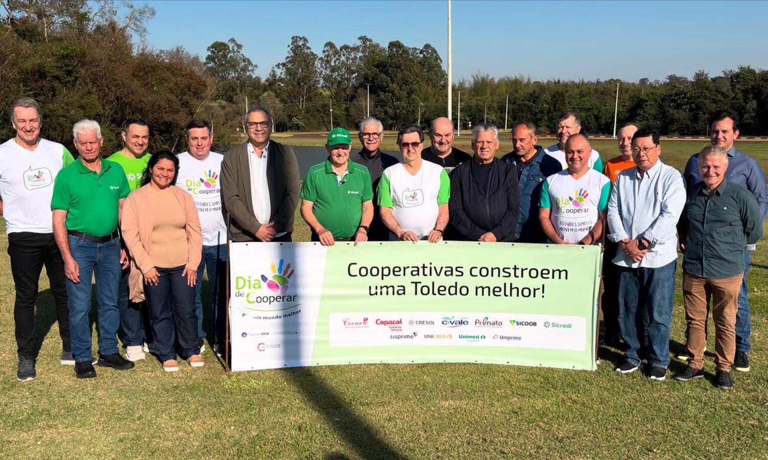 Representantes do cooperativismo e da Prefeitura de Toledo se reuniram no Parque do Povo Luiz Cláudio Hoffmann para, de maneira simbólica, marcarem o início da construção do Memorial do Cooperativismo