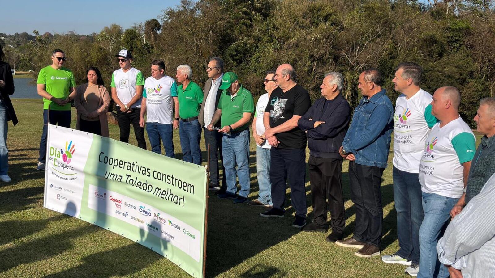 Representantes do cooperativismo e da Prefeitura de Toledo se reuniram no Parque do Povo Luiz Cláudio Hoffmann para, de maneira simbólica, marcarem o início da construção do Memorial do Cooperativismo