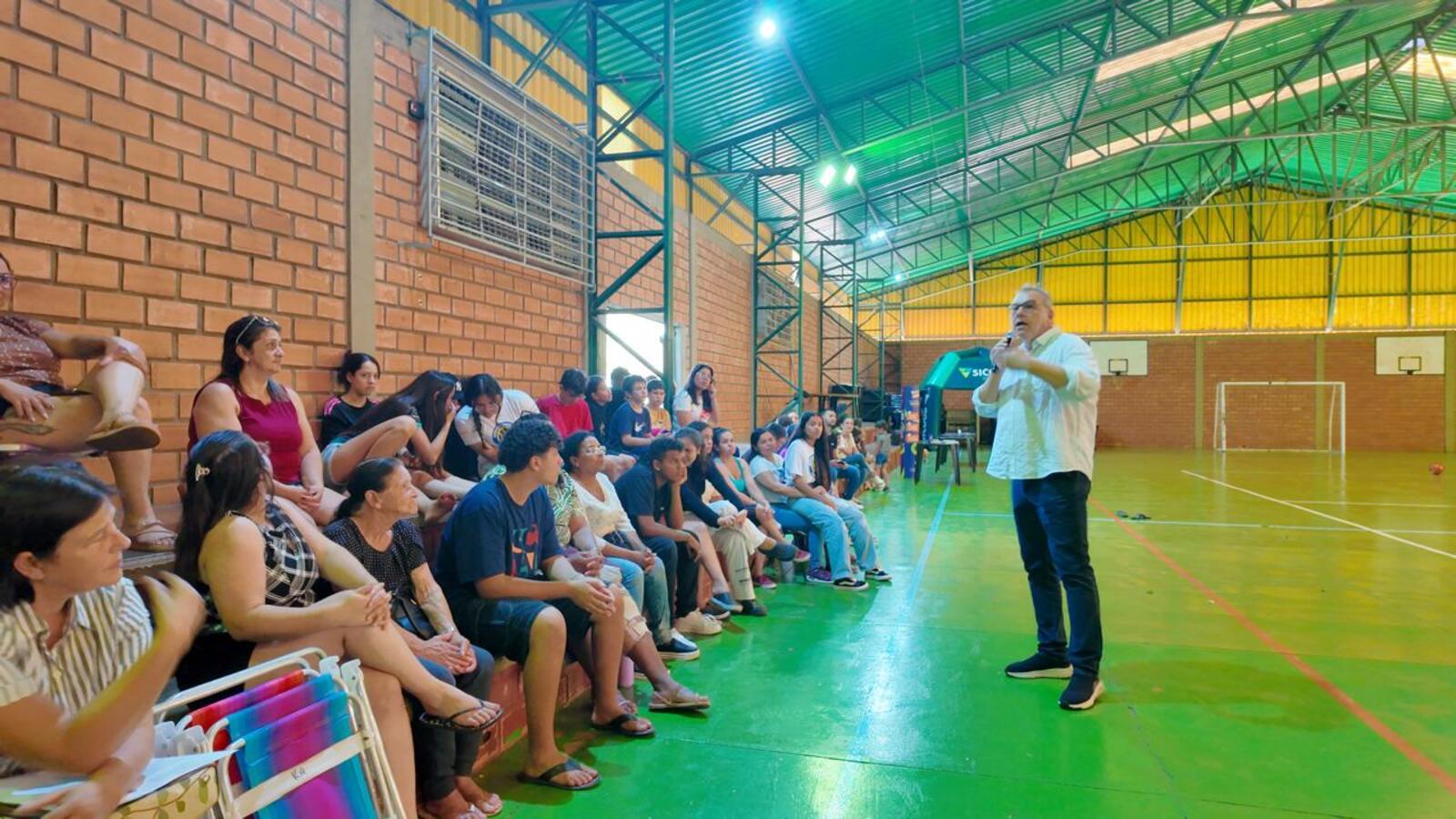 Uma tarde com muita animação, jogos, roda de capoeira, dicas sobre economia e até estágios serviu de integração entre jovens e suas famílias