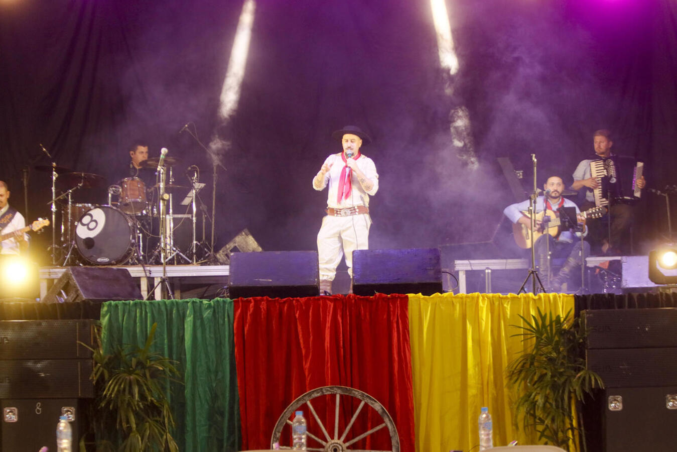 Apresentações fazem parte da 16ª Semana Farroupilha que está sendo realizada no Centro de Eventos Ismael Sperafico até domingo