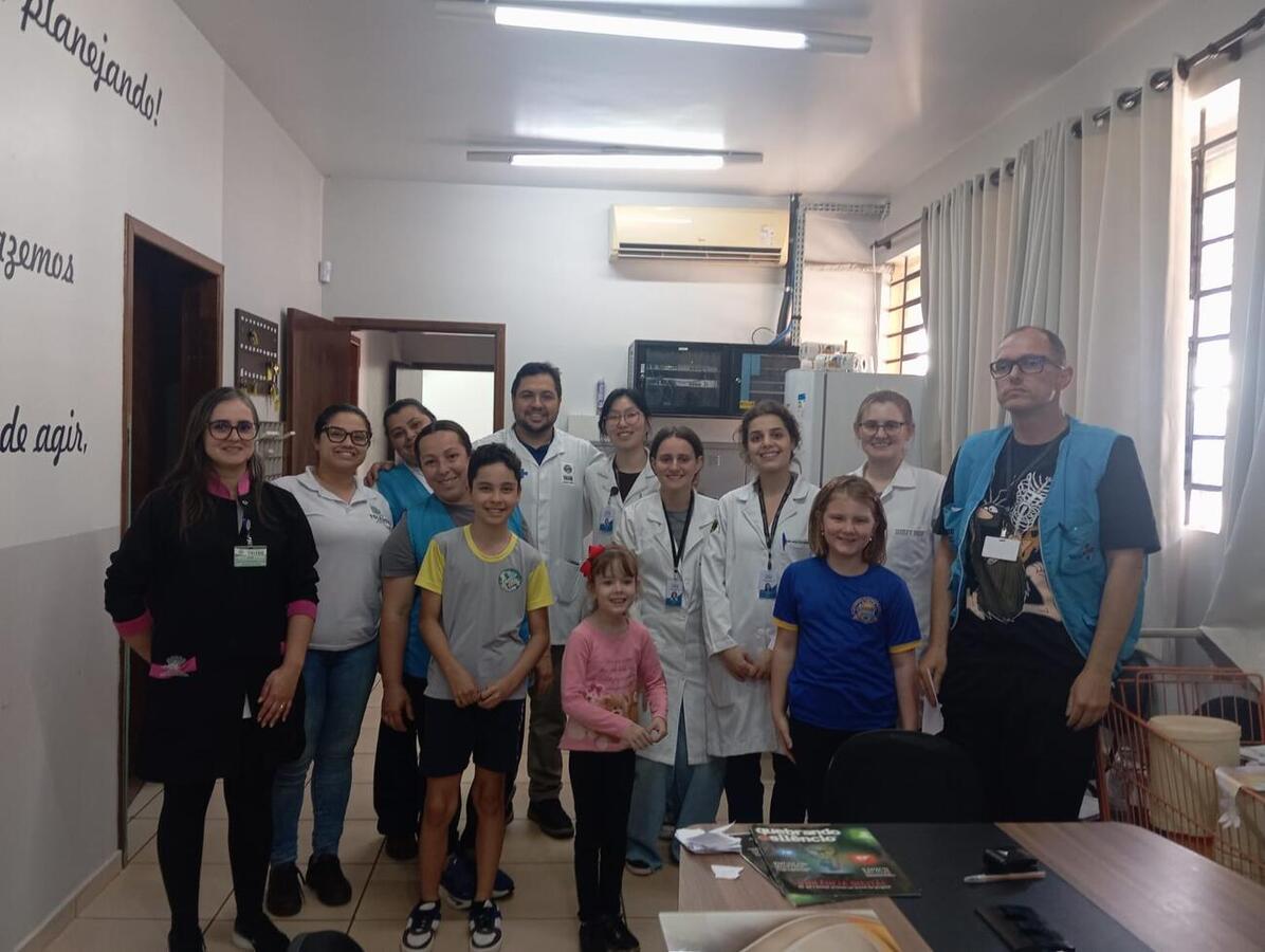 Escola conta com piscina aquecida, que oferece aulas de natação para aproximadamente 275 alunos