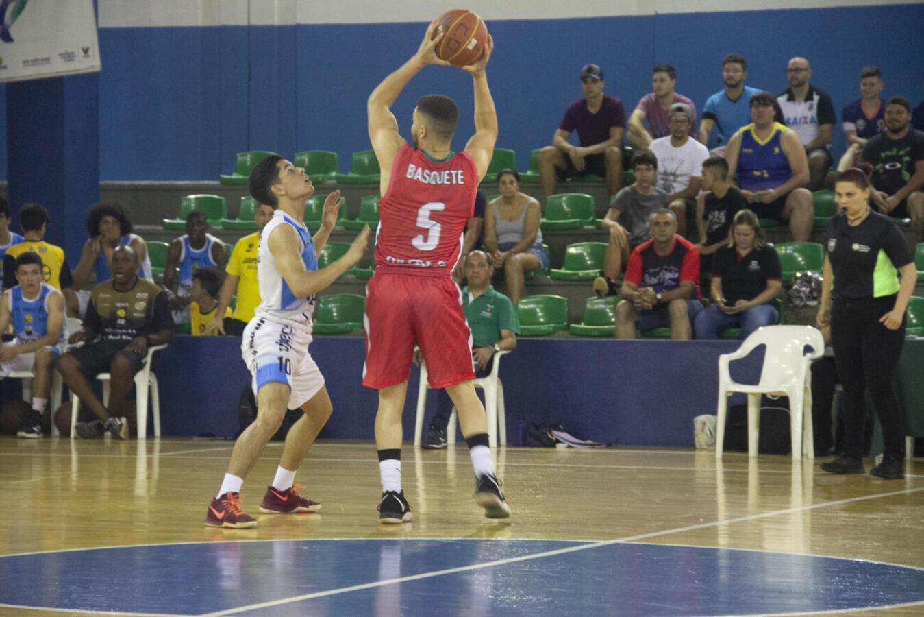 Torneio reúne seis equipes em chave única no Ginásio Jaime Zeni