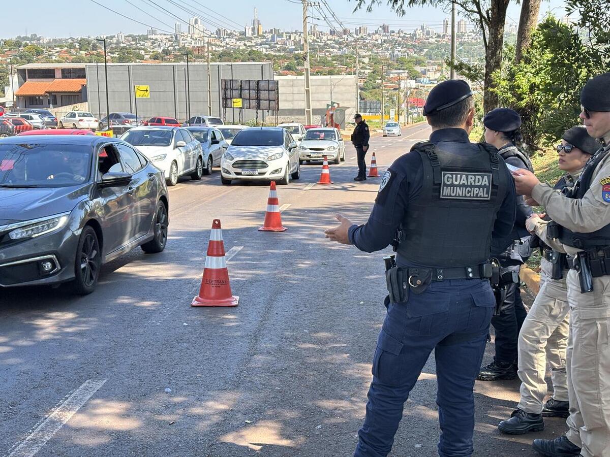 Motoristas e pedestres receberam orientações na Avenida Maripá, no Jardim Europa