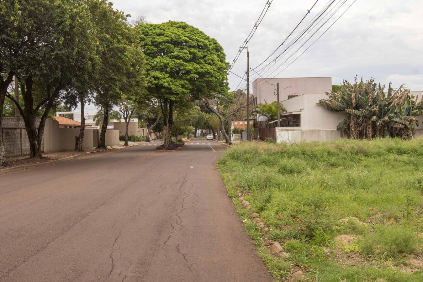 Devido a reclamações constantes da comunidade sobre a falta de calçada, calçada irregular ou depósito de materiais sobre elas, a Secretaria de Infraestrutura passa algumas orientações quanto ao tema