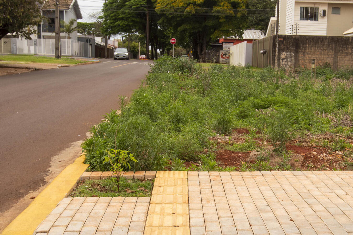 Devido a reclamações constantes da comunidade sobre a falta de calçada, calçada irregular ou depósito de materiais sobre elas, a Secretaria de Infraestrutura passa algumas orientações quanto ao tema
