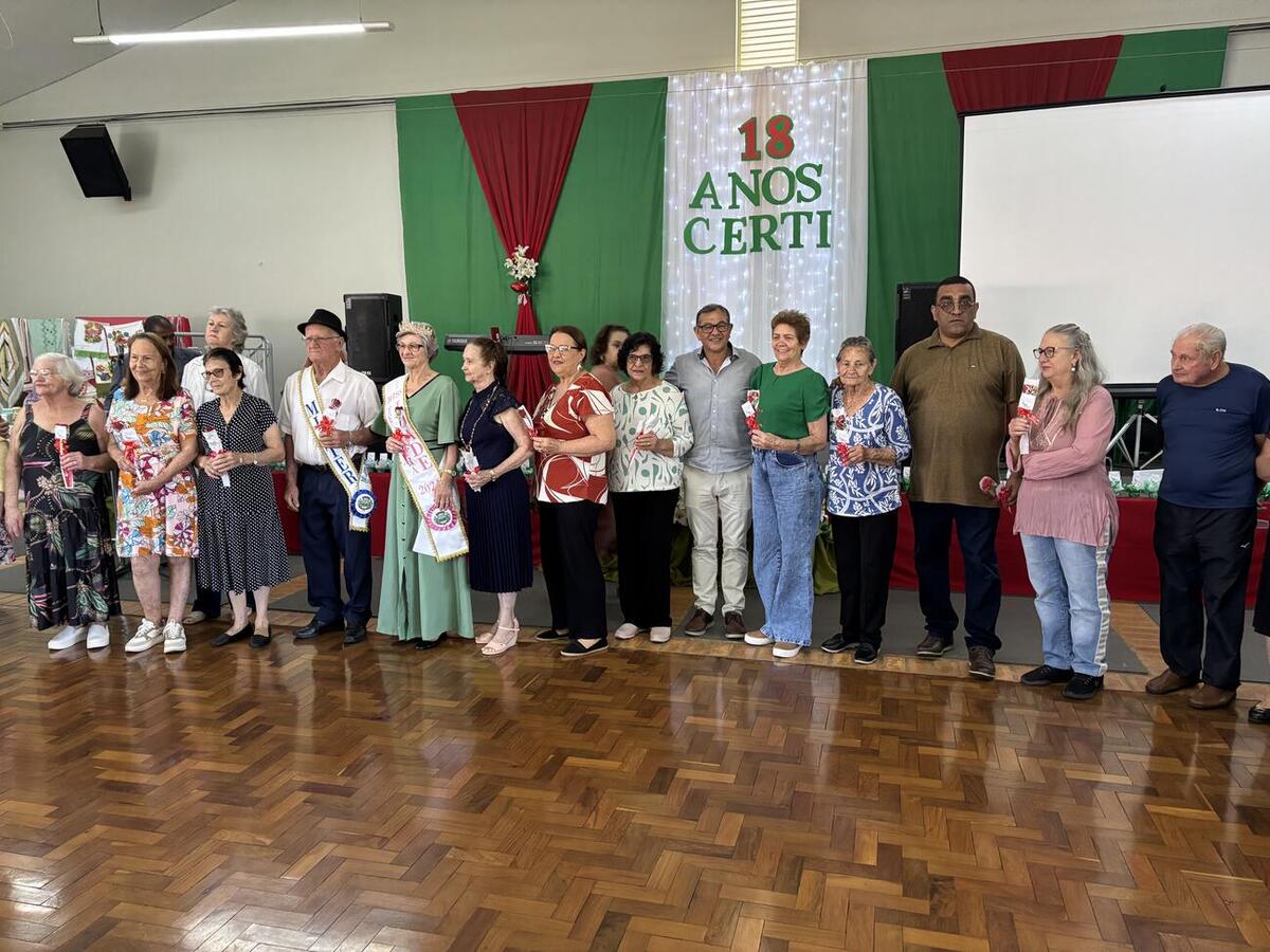Festa teve bolo de aniversário, homenagens e baile dançante com a Banda Gralha Azul