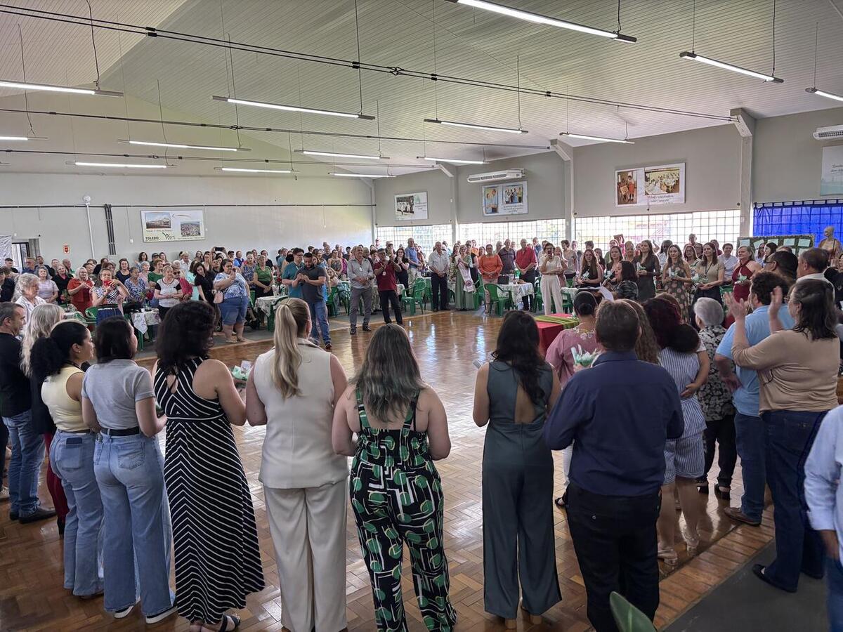 Festa teve bolo de aniversário, homenagens e baile dançante com a Banda Gralha Azul
