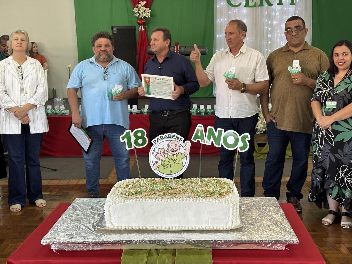 Festa teve bolo de aniversário, homenagens e baile dançante com a Banda Gralha Azul