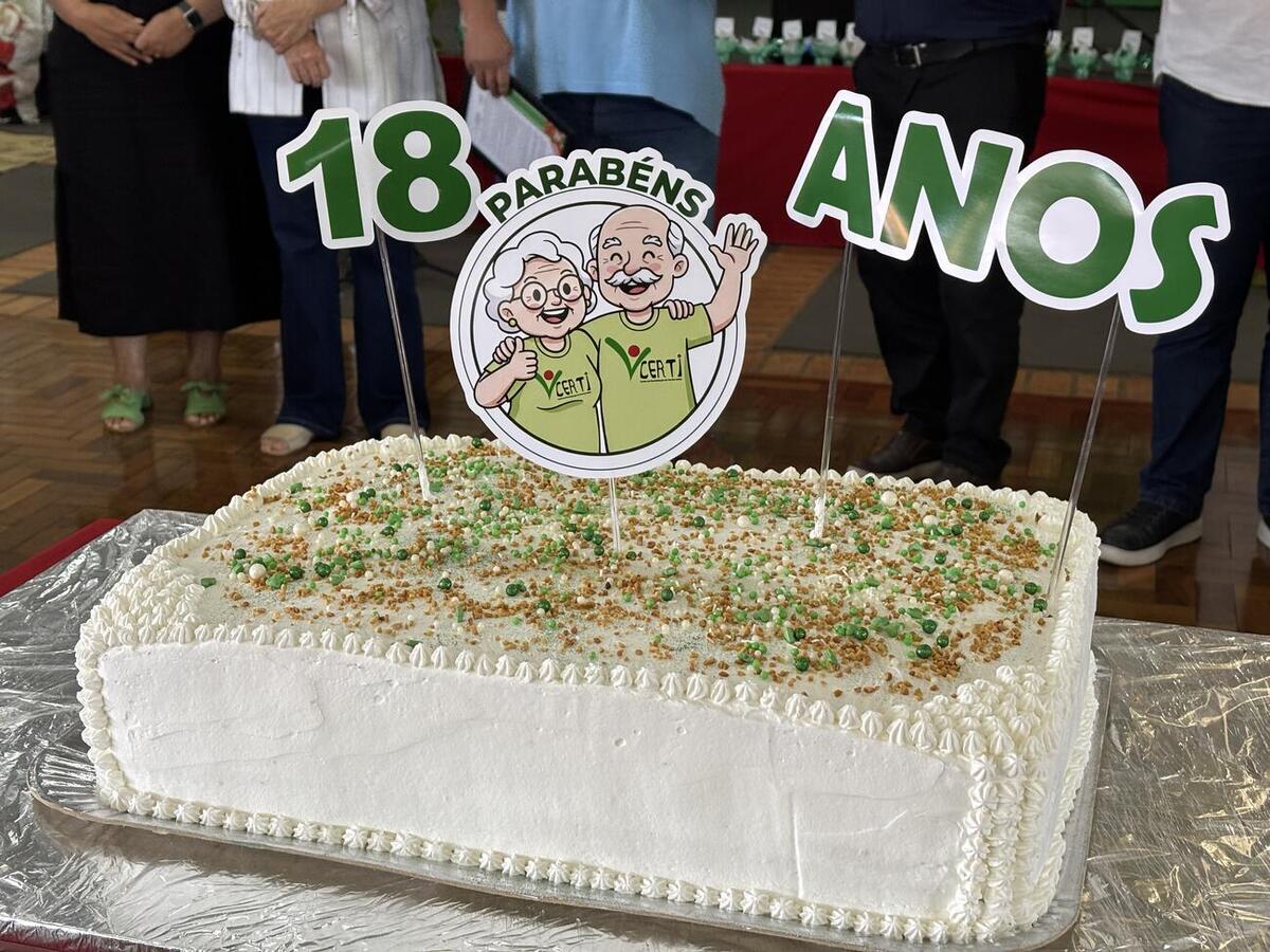 Festa teve bolo de aniversário, homenagens e baile dançante com a Banda Gralha Azul