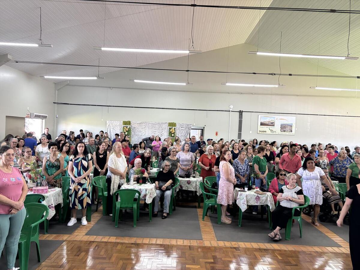 Festa teve bolo de aniversário, homenagens e baile dançante com a Banda Gralha Azul