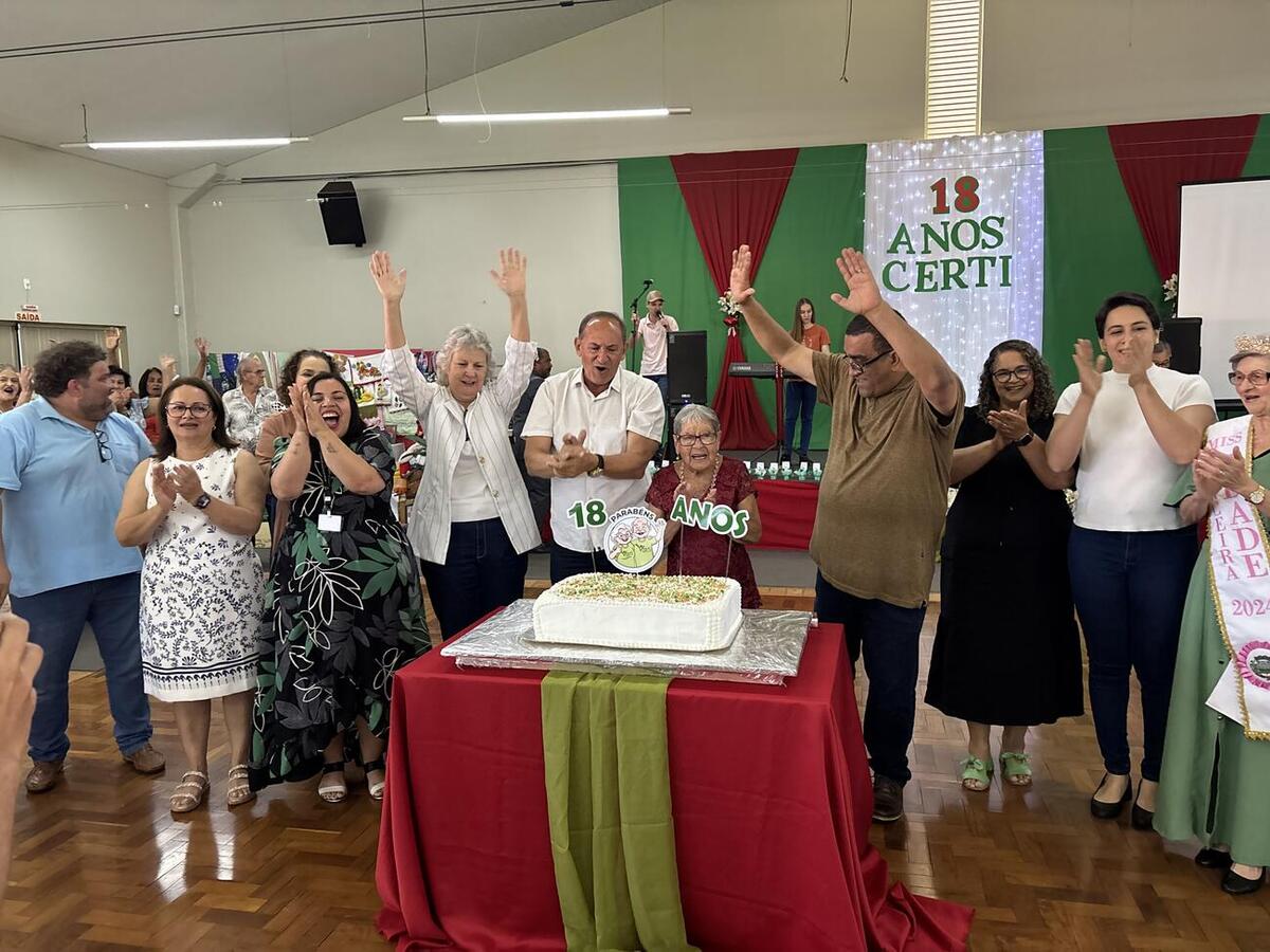 Festa teve bolo de aniversário, homenagens e baile dançante com a Banda Gralha Azul
