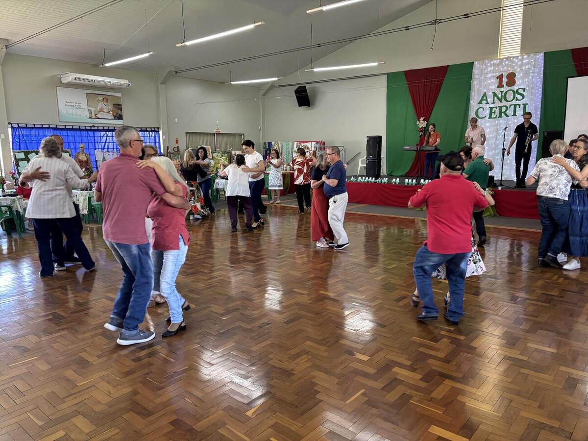 Festa teve bolo de aniversário, homenagens e baile dançante com a Banda Gralha Azul