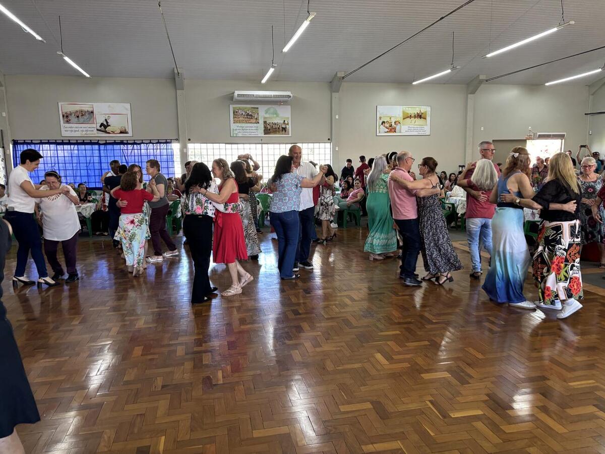Festa teve bolo de aniversário, homenagens e baile dançante com a Banda Gralha Azul