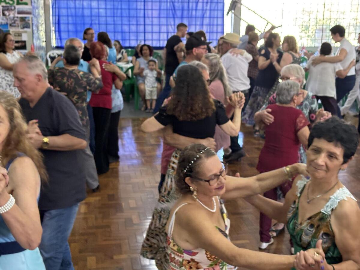 Festa teve bolo de aniversário, homenagens e baile dançante com a Banda Gralha Azul