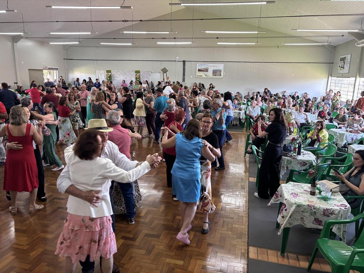 Festa teve bolo de aniversário, homenagens e baile dançante com a Banda Gralha Azul
