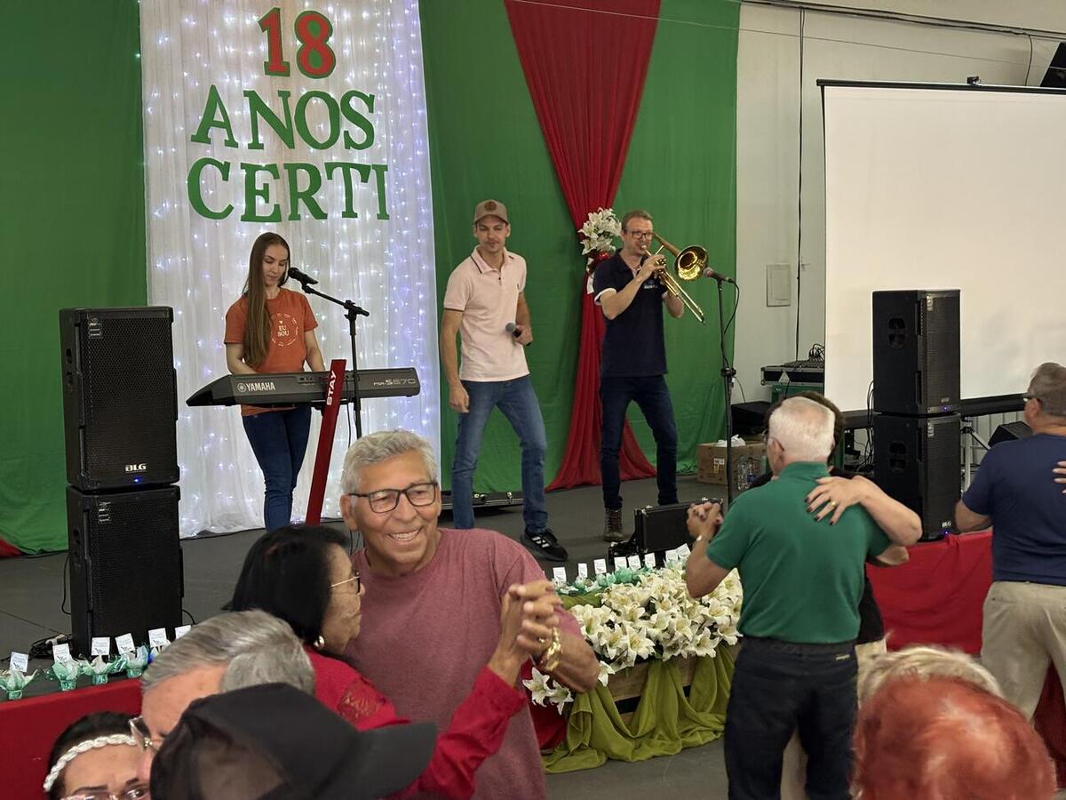 Festa teve bolo de aniversário, homenagens e baile dançante com a Banda Gralha Azul