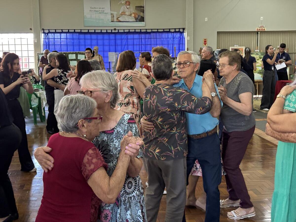 Festa teve bolo de aniversário, homenagens e baile dançante com a Banda Gralha Azul