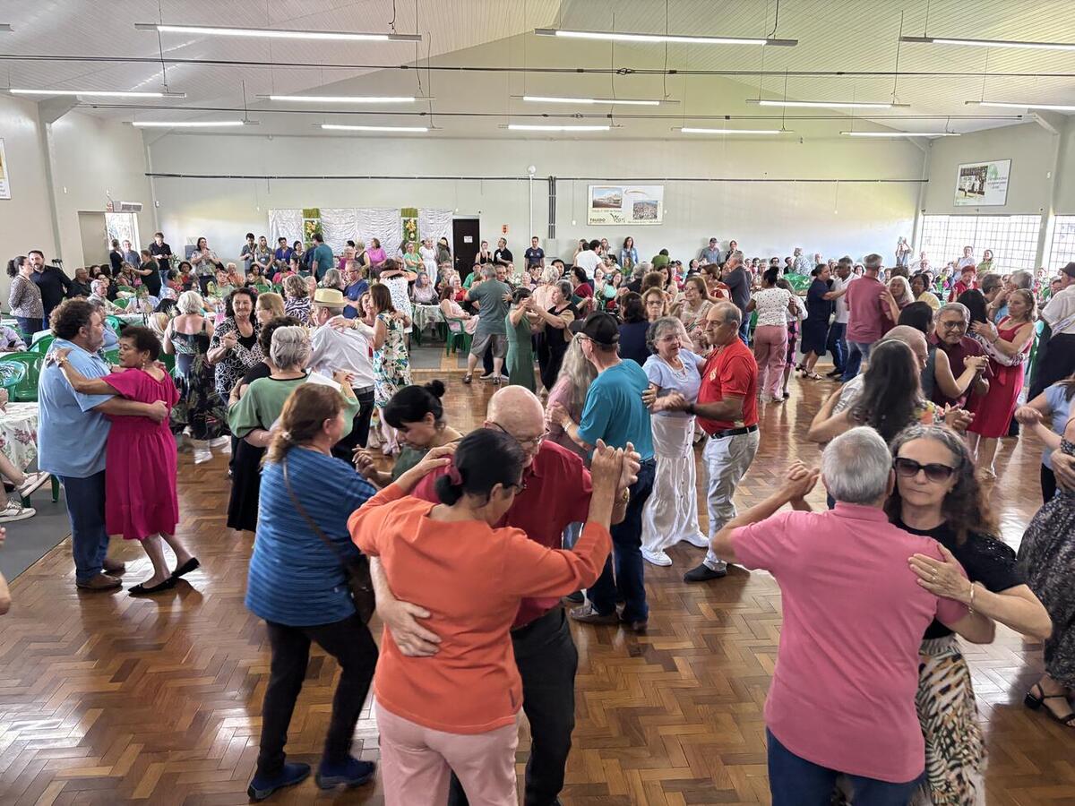 Festa teve bolo de aniversário, homenagens e baile dançante com a Banda Gralha Azul