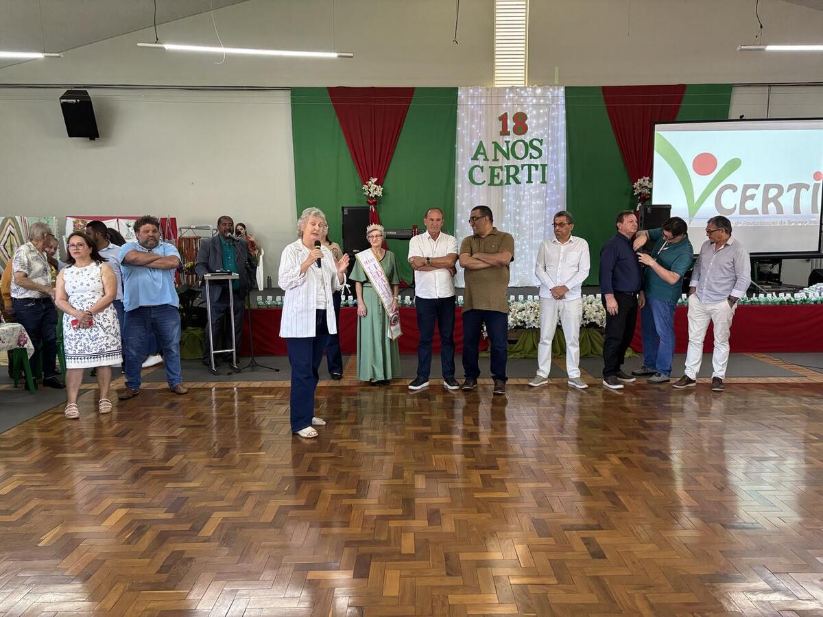 Festa teve bolo de aniversário, homenagens e baile dançante com a Banda Gralha Azul