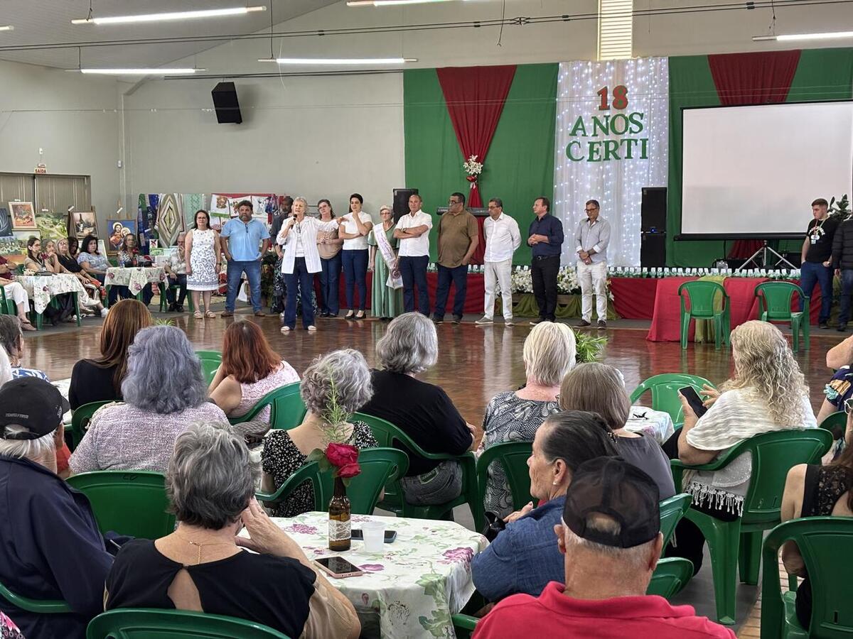 Festa teve bolo de aniversário, homenagens e baile dançante com a Banda Gralha Azul