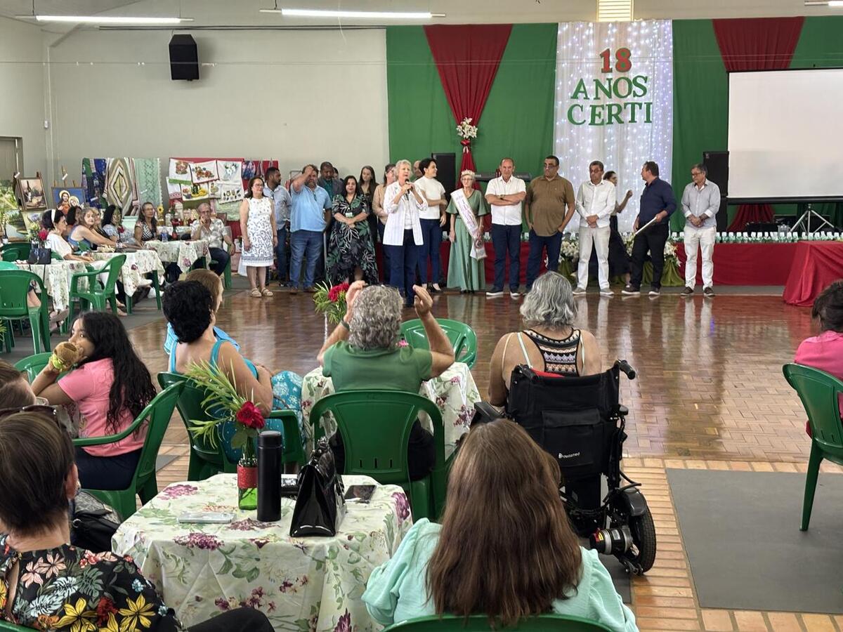 Festa teve bolo de aniversário, homenagens e baile dançante com a Banda Gralha Azul