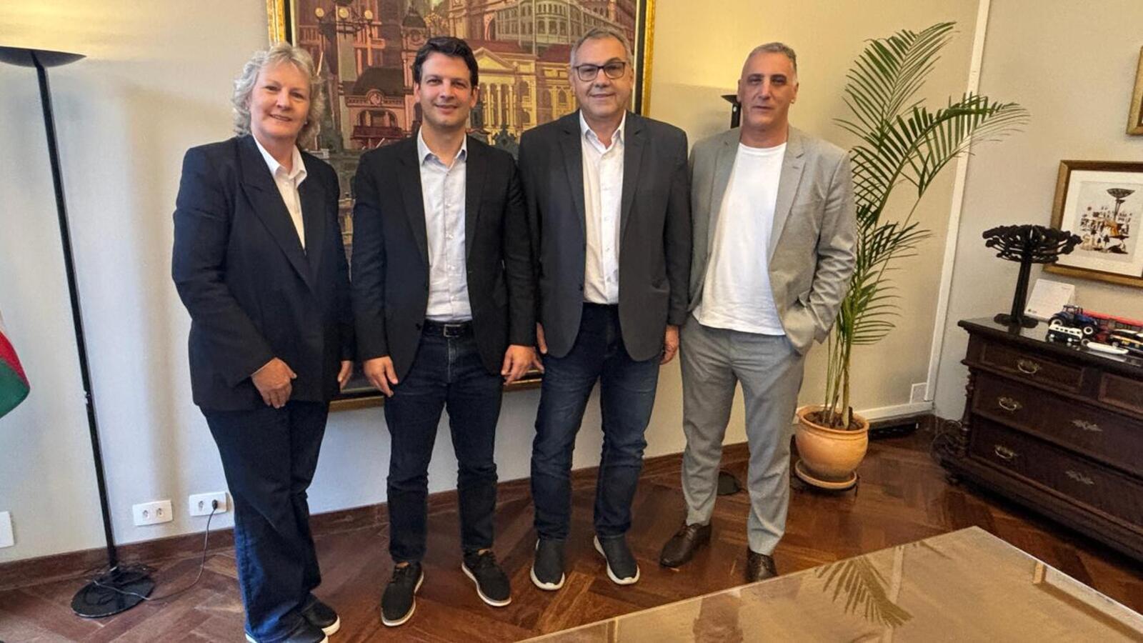 Mario Costenaro e Eduardo Pimentel se reuniram durante agenda do prefeito de Toledo na capital do Estado para troca de experiências em projetos