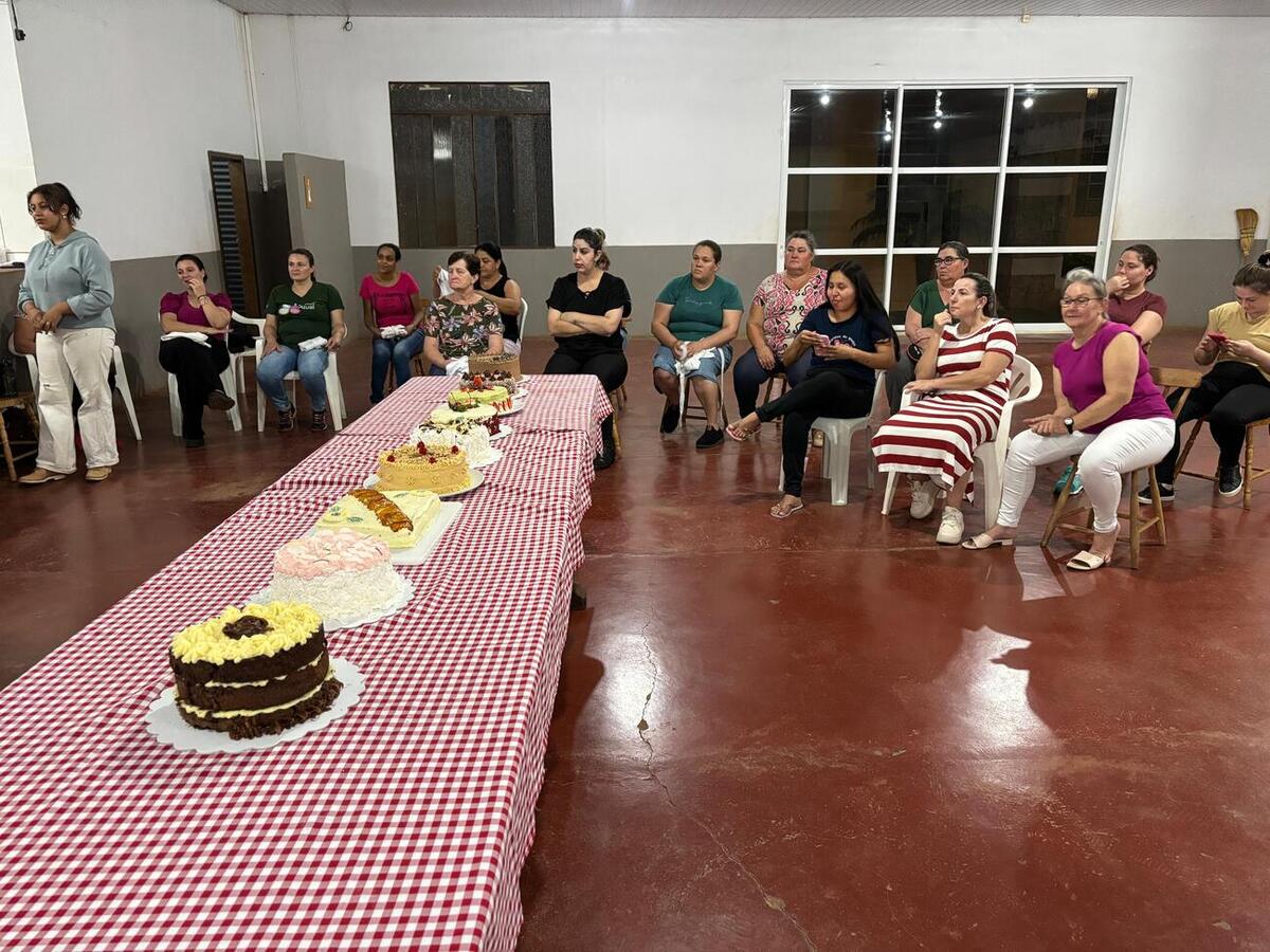 Capacitação reuniu 25 mulheres em aulas práticas e teóricas no salão da igreja católica de Novo Sobradinho
