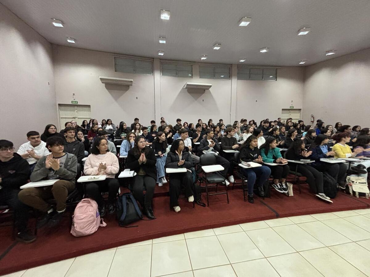 O projeto é voltado para estudantes do ensino médio e tem foco em vestibulares e Enem