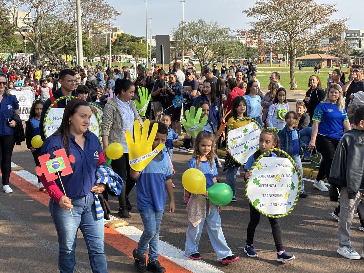 Evento alusivo à Independência do Brasil teve ainda hasteamento das bandeiras, execução do hino nacional e condução do fogo simbólico