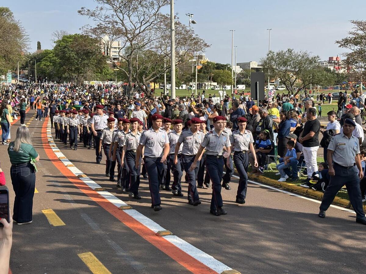 Evento alusivo à Independência do Brasil teve ainda hasteamento das bandeiras, execução do hino nacional e condução do fogo simbólico