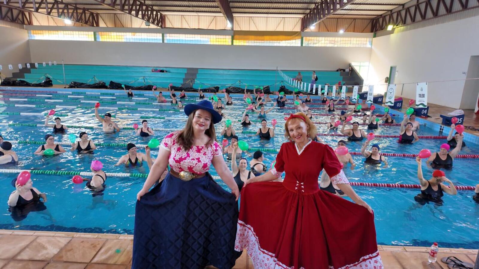 Bexigas coloridas e músicas gaudérias transformaram a atmosfera da piscina Claus Fuchs