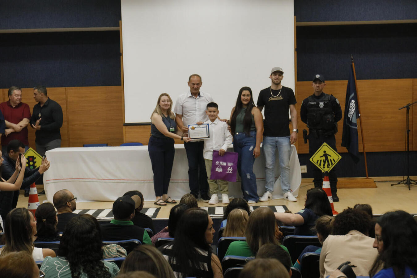 Com direito a certificado e presentes, alunos das 36 escolas municipais de Toledo foram as estrelas de evento realizado na manhã desta quinta (18) no Auditório Acary Oliveira