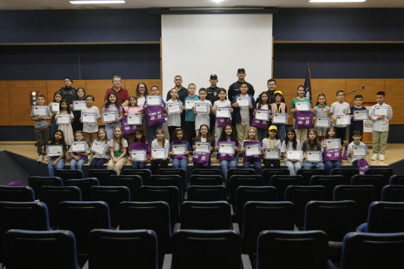 Com direito a certificado e presentes, alunos das 36 escolas municipais de Toledo foram as estrelas de evento realizado na manhã desta quinta (18) no Auditório Acary Oliveira