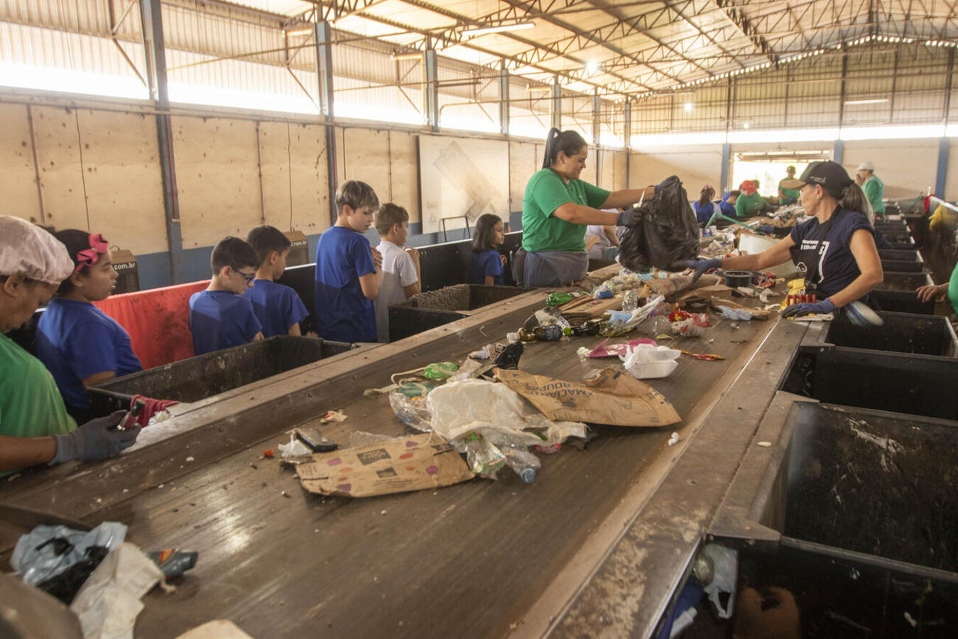 As crianças da Escola Municipal Alberto Santos Dumont aprenderam sobre descarte, reciclagem e destinação do lixo