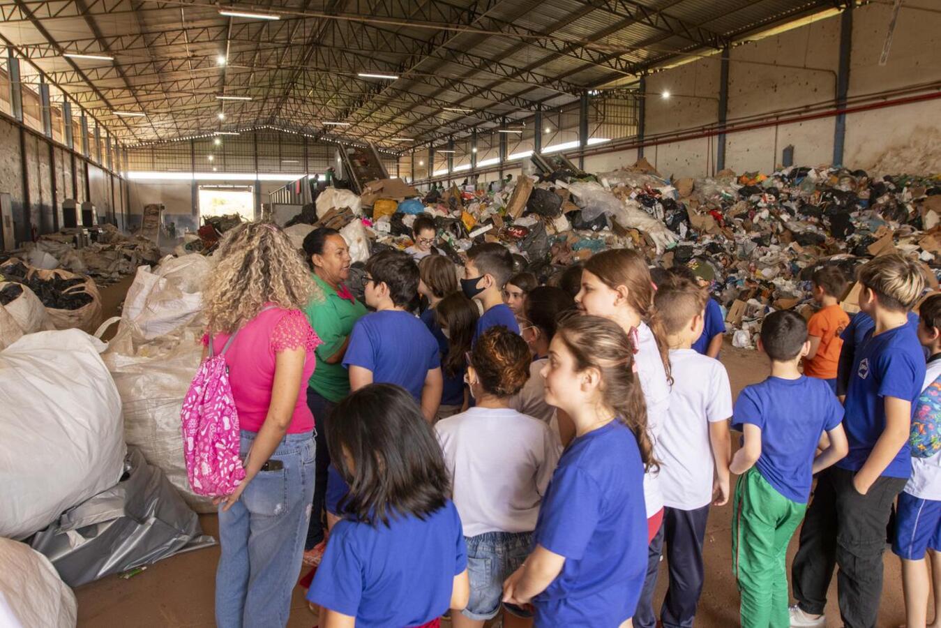 As crianças da Escola Municipal Alberto Santos Dumont aprenderam sobre descarte, reciclagem e destinação do lixo