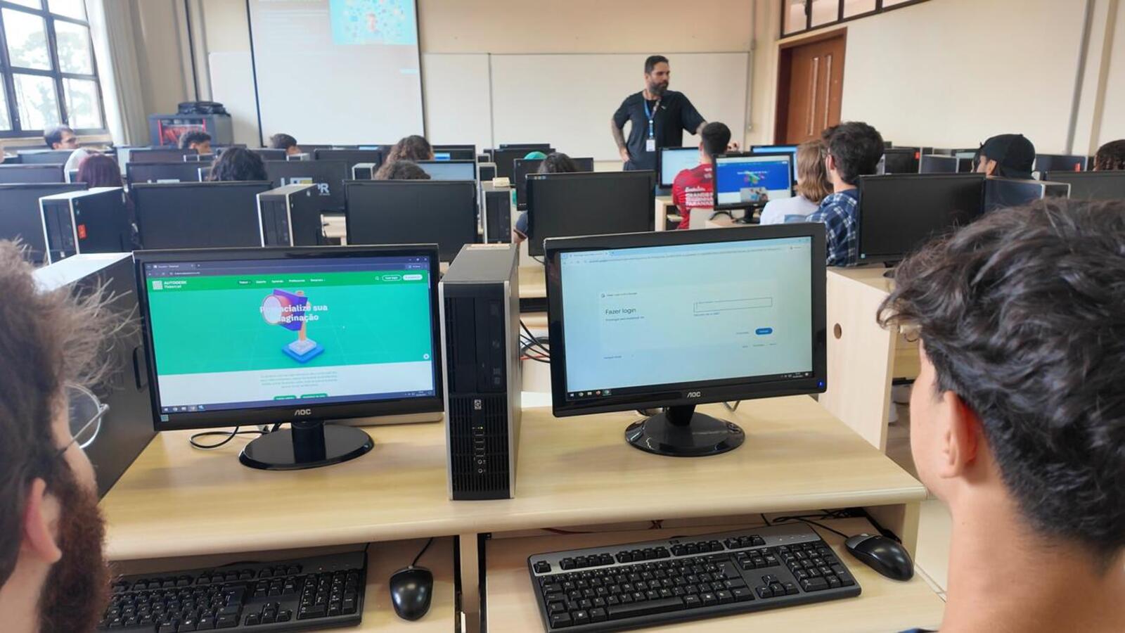 Parceria envolve 53 jovens, com aulas semanais e certificado de conclusão