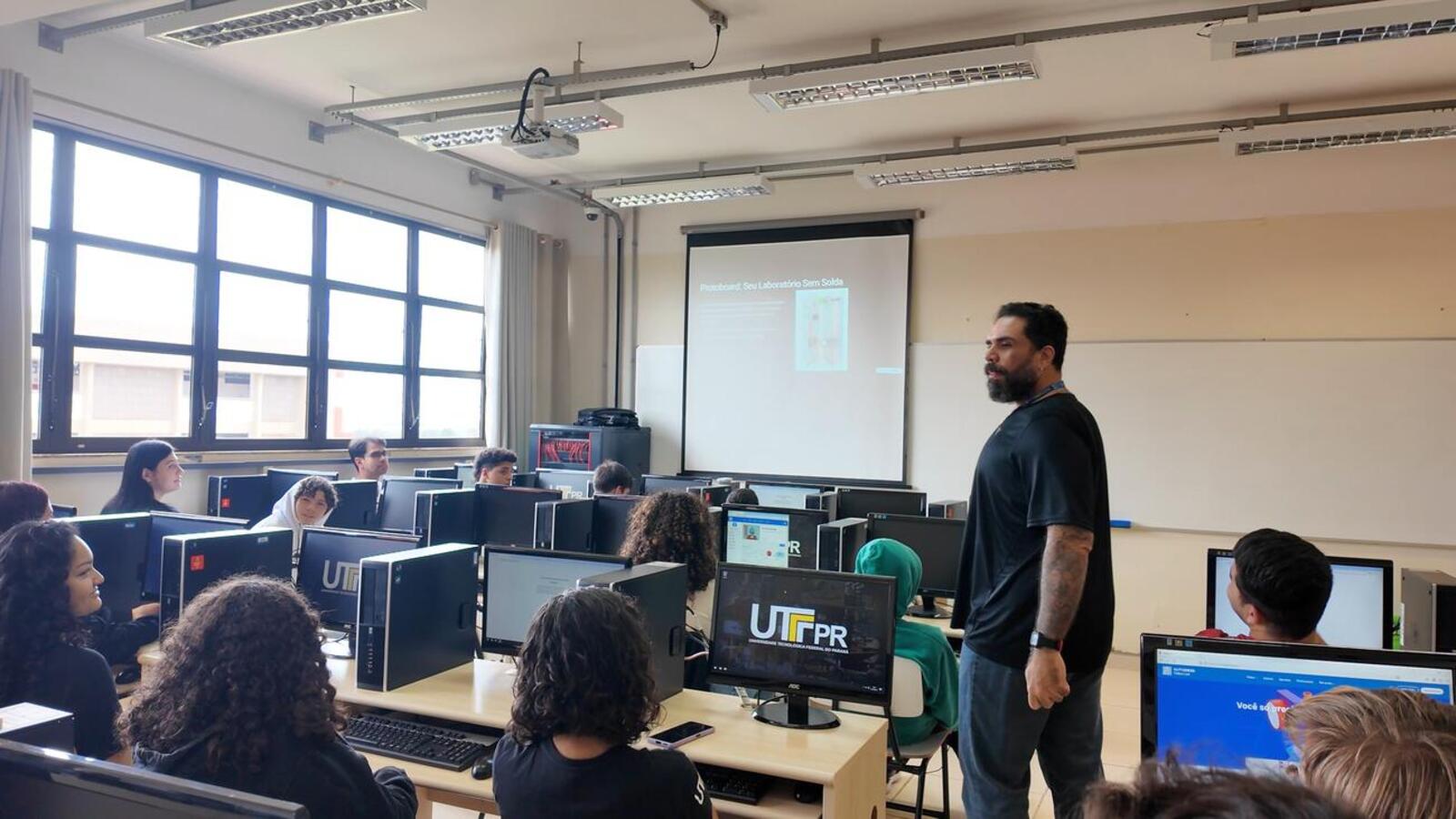 Parceria envolve 53 jovens, com aulas semanais e certificado de conclusão