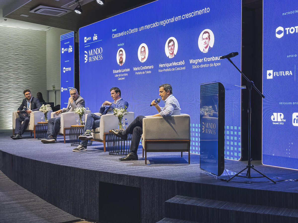 Mario Costenaro participou nesta terça (30), na Acic, do 2º Mundo Business Cascavel, fórum estratégico para apresentar investimentos e oportunidades de negócios