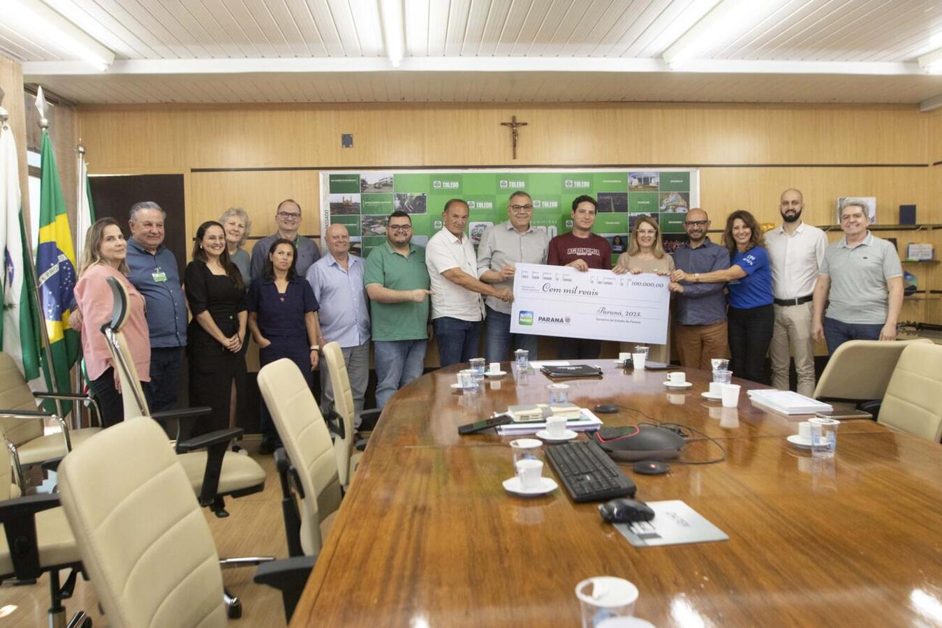 Entrega simbólica de cheque a docente do curso de Agronomia da Unioeste, Arlindo Correia, ocorreu na tarde desta quarta (17) na Sala de Reuniões do Gabinete do Prefeito