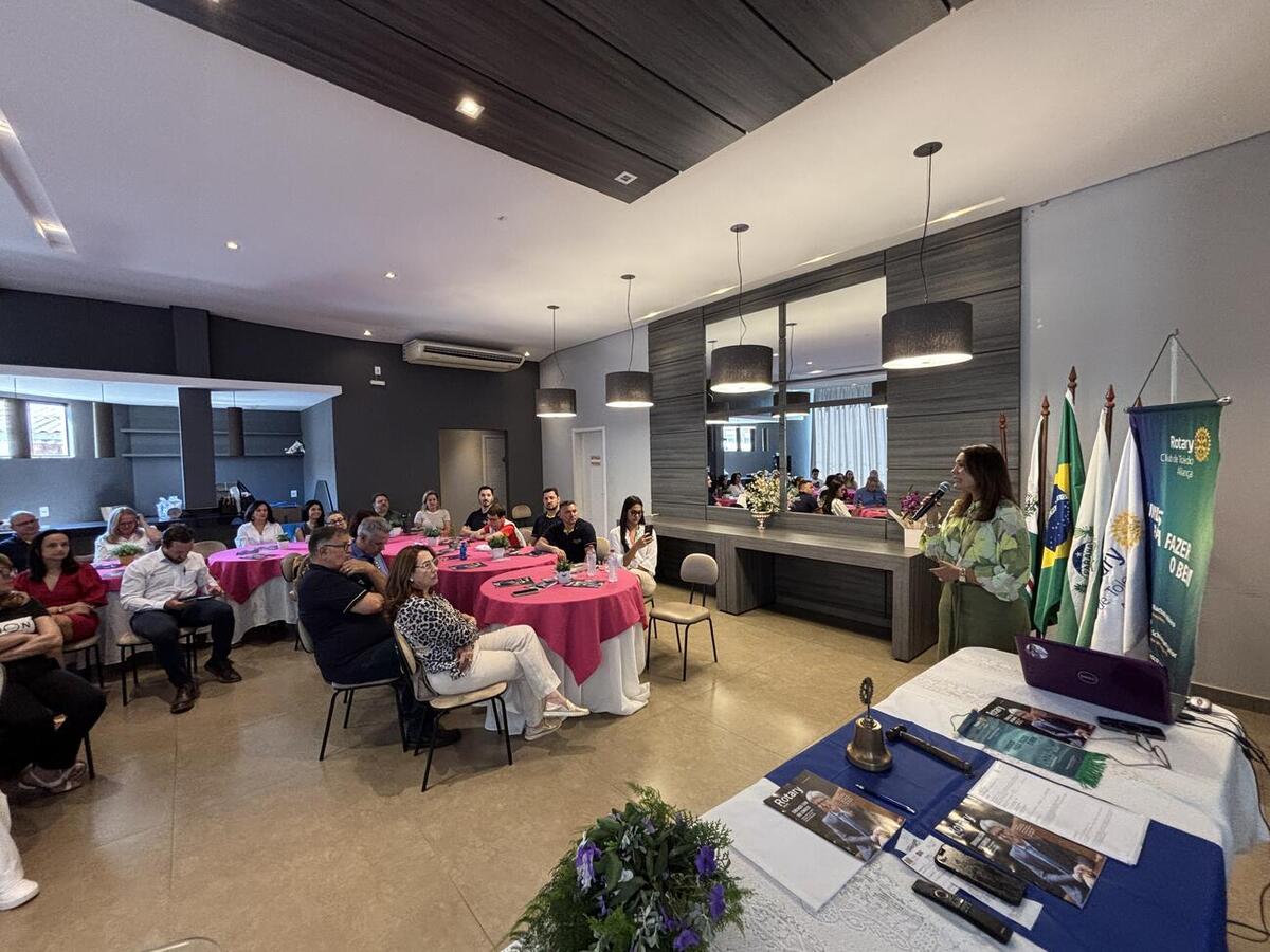 Nesta quarta-feira (17), a convite do Rotary Club Toledo Aliança, a Secretaria da Mulher realizou uma palestra a fim de alertar as pessoas sobre saúde mental e a violência contra a mulher