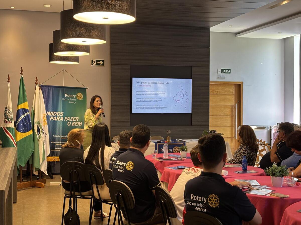 Nesta quarta-feira (17), a convite do Rotary Club Toledo Aliança, a Secretaria da Mulher realizou uma palestra a fim de alertar as pessoas sobre saúde mental e a violência contra a mulher