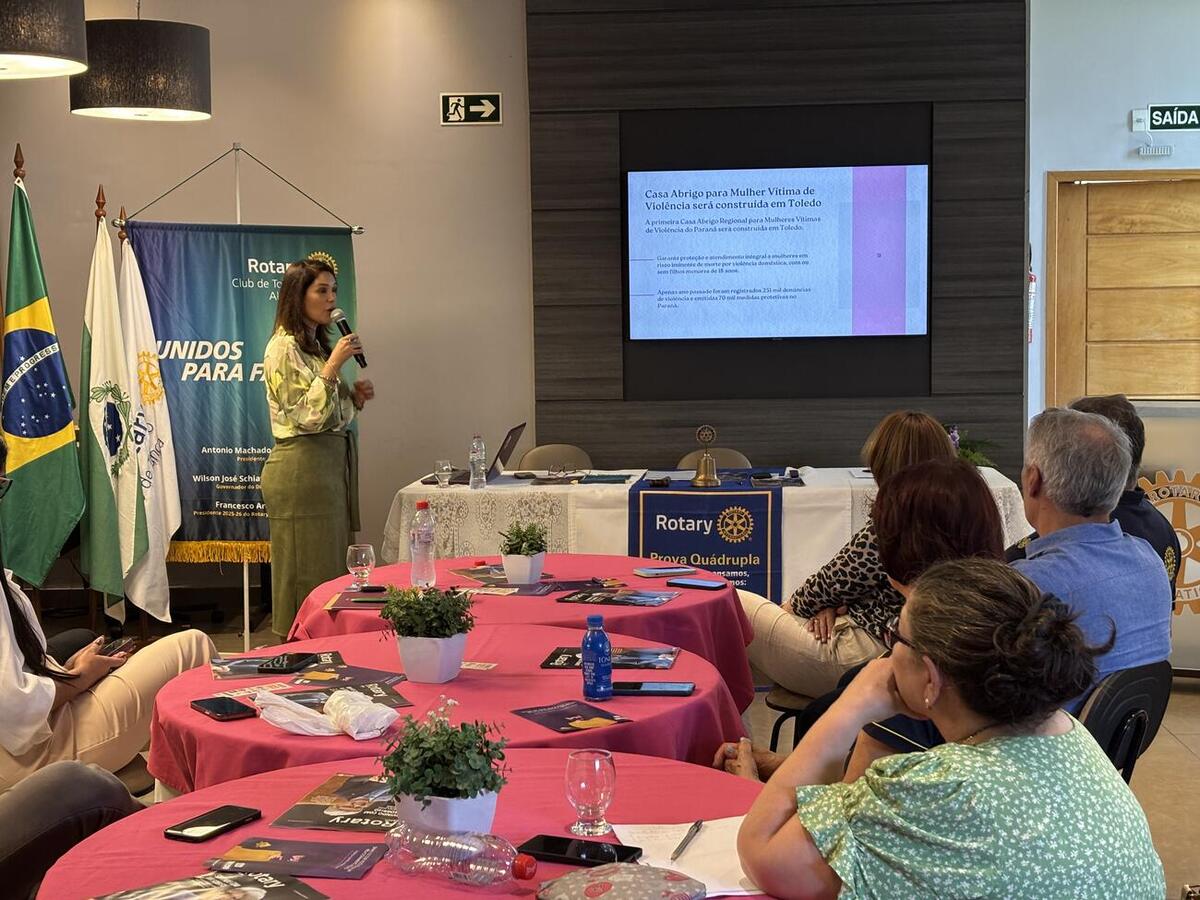 Nesta quarta-feira (17), a convite do Rotary Club Toledo Aliança, a Secretaria da Mulher realizou uma palestra a fim de alertar as pessoas sobre saúde mental e a violência contra a mulher