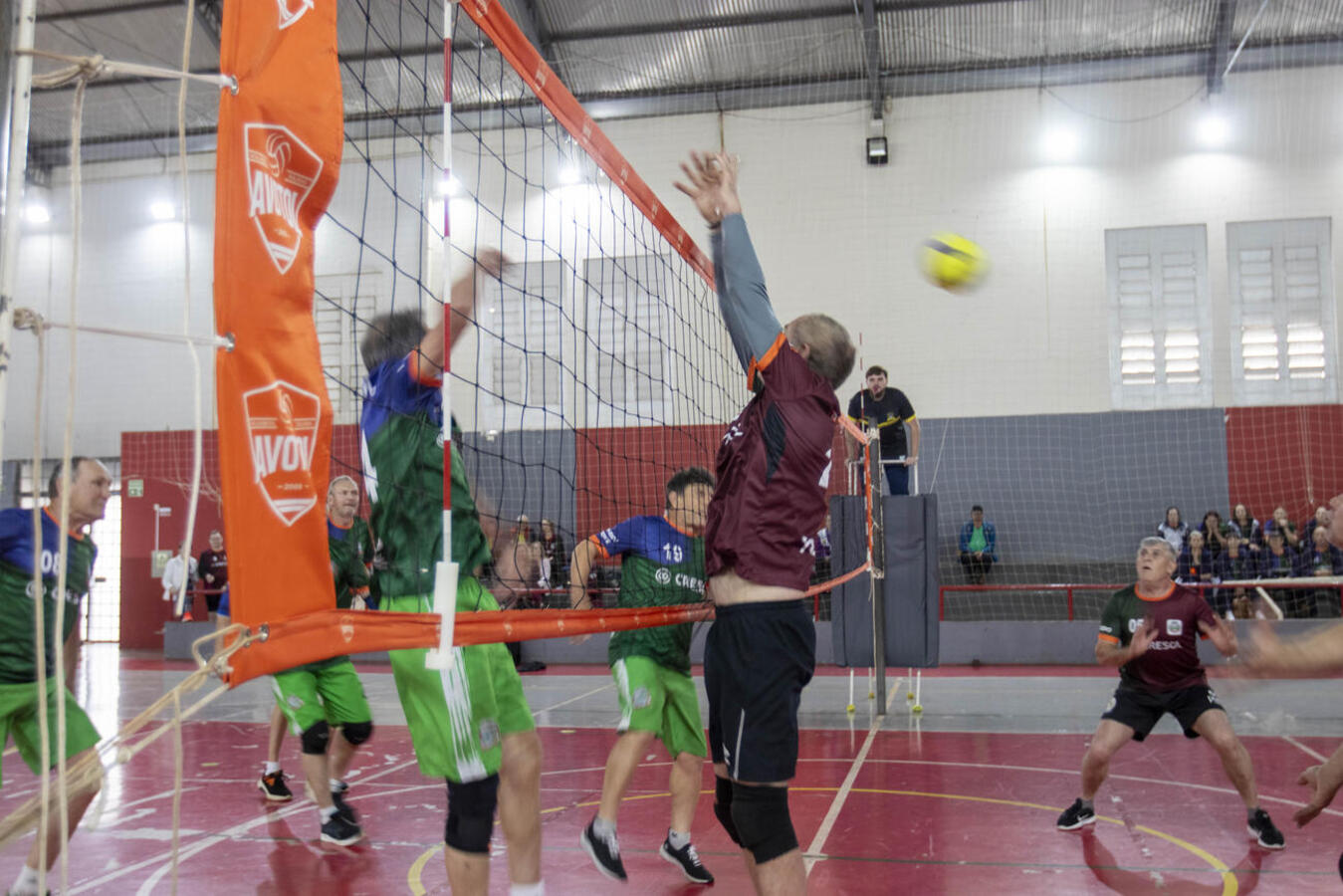 Partidas das quartas-de-final ocorreram na tarde da última sexta (5); Toledo garantiu vaga na próxima fase no feminino (foto), mas acabou sendo eliminado no masculino