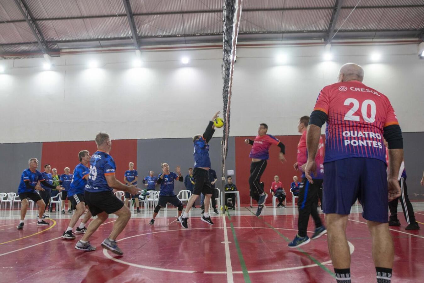 Partidas das quartas-de-final ocorreram na tarde da última sexta (5); Toledo garantiu vaga na próxima fase no feminino (foto), mas acabou sendo eliminado no masculino