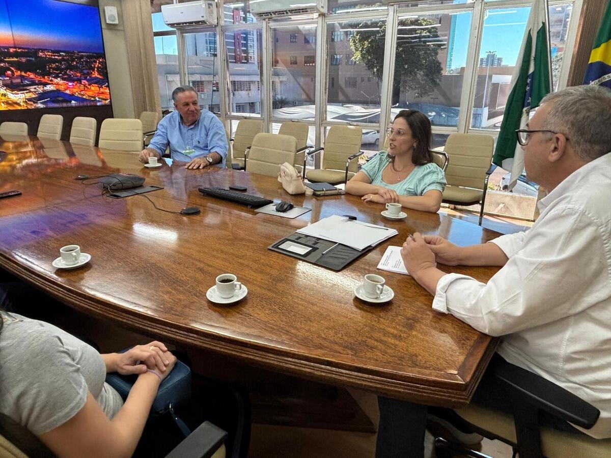 A juíza da 1ª Vara Federal, Dra. Raquel Kunzler Batista, visita Prefeitura e convida para solenidade dos 20 anos da Justiça Federal em Toledo