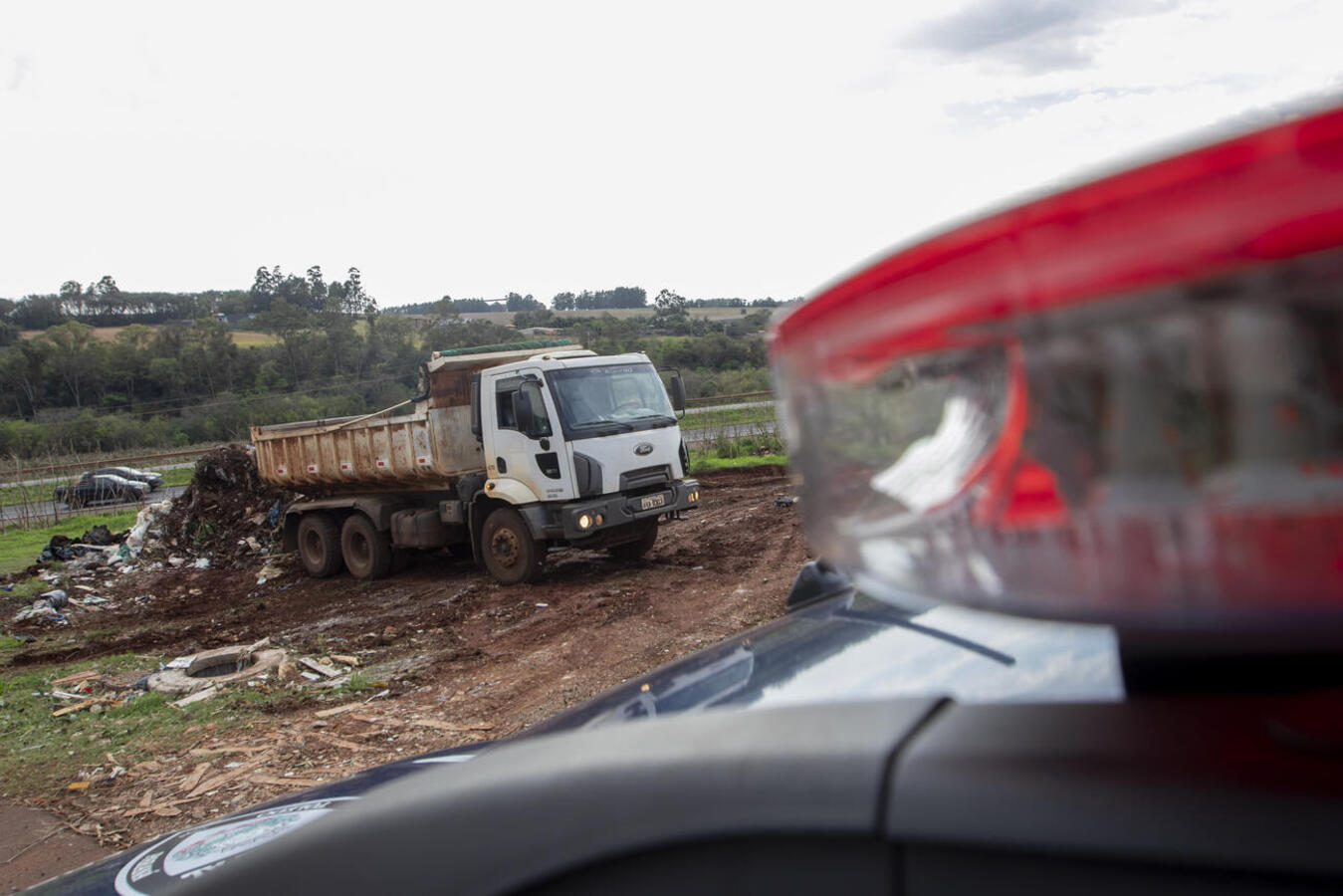 Limpeza realizada em área próxima da BR 163 marcou, na manhã desta segunda (8), o começo de ação que é fruto da parceria entre SMMA, SMST e Infra