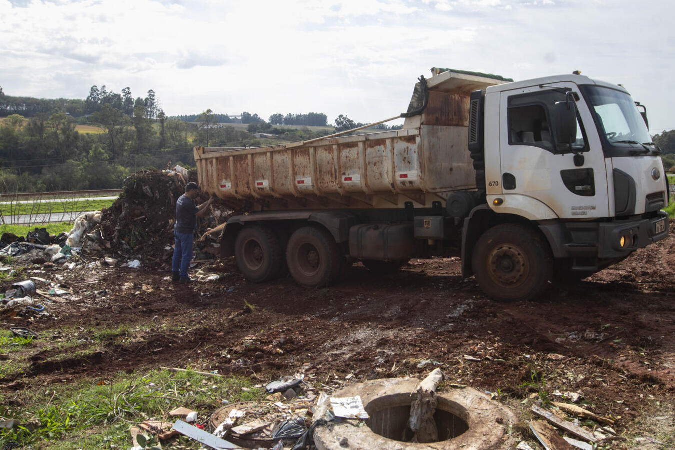 Limpeza realizada em área próxima da BR 163 marcou, na manhã desta segunda (8), o começo de ação que é fruto da parceria entre SMMA, SMST e Infra